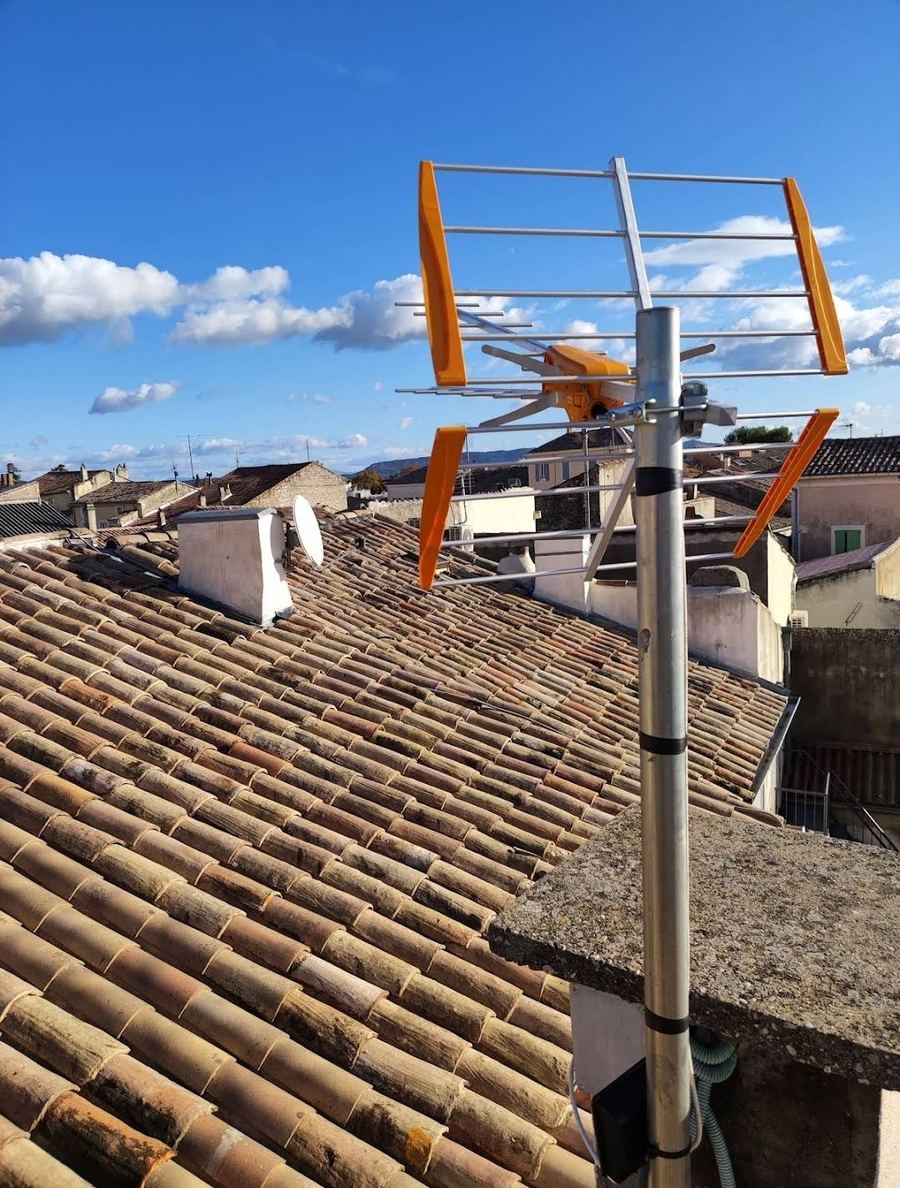 Antennes sur toits de village